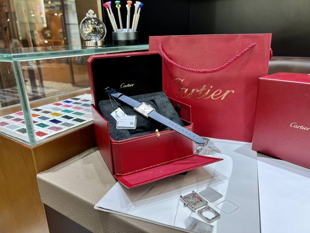 Dr新款！卡地亚Tant Must坦克系列。Tank Must腕表直接从Tank Louis Cartier腕表汲取灵感，线条轮廓更为接近历史表款。Tank M