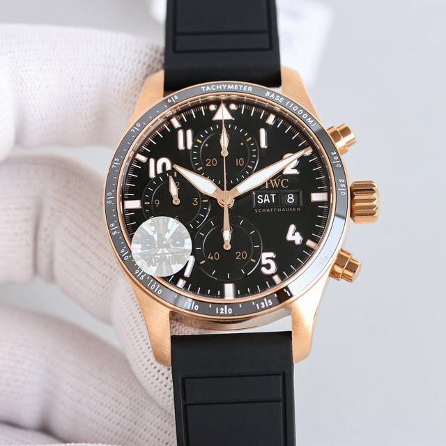 Bls新品，新款独家首发，万国Iwc飞行员，市场最新版本原版开模，精益求精。1腕表采用316精钢全新开模,尺寸为41Mm表带宽度为20Mm2 除了拥有极为醒目的