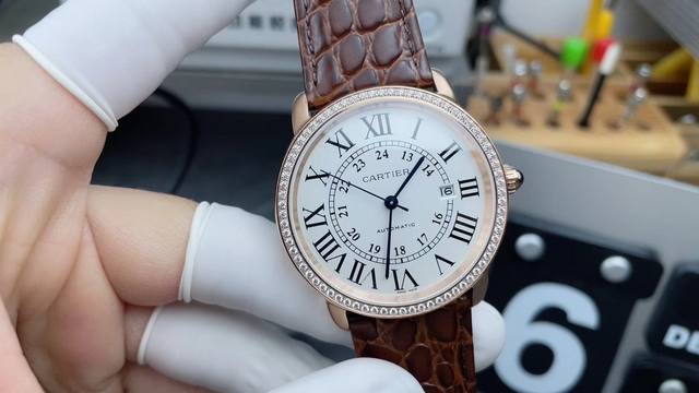 伦敦男表系列优雅登场，简约儒雅尽显非凡气度。 精彩细节 腕表尺寸42Mmx8.5Mm1.瑞士原装进口烧钢蓝针和铂金针，级别的表盘字面和日历盘，印制高清，油印饱满