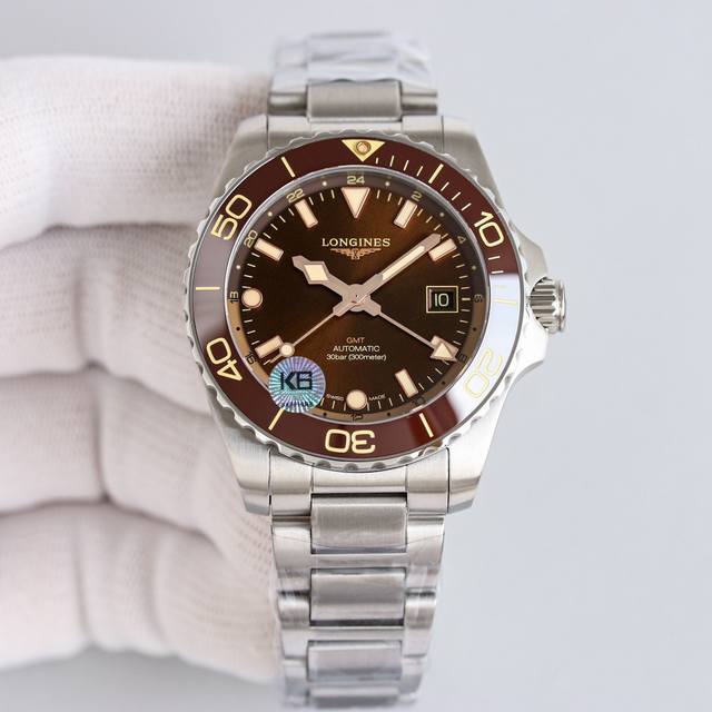 新品发布- 全新康卡斯潜水系列T腕表 41Mm 加入T功能双时区同步显示打造舒适佩戴体验，将复古设计与创新技术融为一体，陪伴每一位探险者发现未知，挑战自我。原版