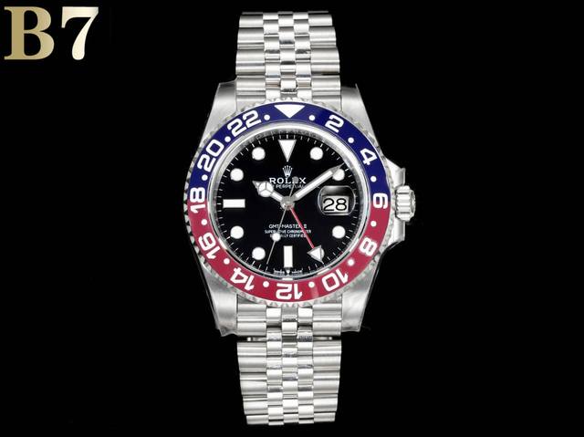 B7 Factory劳力士Gmt格林尼治升级版。采用一致904L钢材，一体成形的陶瓷白金字体圈口与一致。全新3285一体机芯。同步Gmt针通过正反调时间及日历，