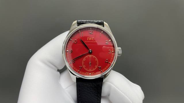 Gr Factory 市场最高版本 万国Iwc葡萄牙自动小三针系列腕表！1表径40.4毫米，机芯采用定制机82200自动机械。2惟妙惟肖的表圈抛光，表耳抛光，防