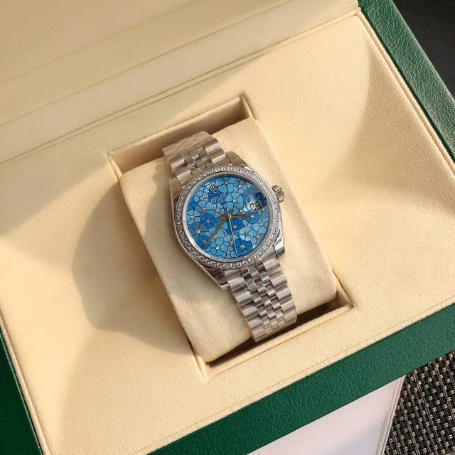 劳力士Rolex女款蚝式日志型腕表！表壳直31毫米。采用904L不锈钢来锻造，具备高抗腐蚀性。搭配劳力士定制版2236蓝游丝全自动机械机芯性能极为稳定，抗震力强