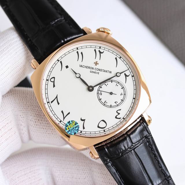 江诗丹顿历史名作系列American 1921搭载丹东2824二针半机芯1独具纪念意义的枕形表壳，40Mm表径，以早期靠垫形表壳设计为蓝本，融合现在高贵材质、工