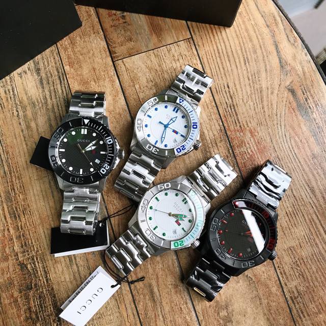 古驰Gucci最新款腕表Biack-，型号Ya126230 Gucci 男士精钢时尚石英碗表 ，简洁时尚的设计，给人一种意外，腕表采用蓝白白搭配颜色 每一只出厂