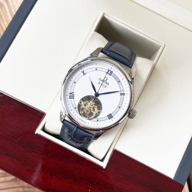 全新力作蝶飞典雅系列腕表。 只为传承经典，至臻品质42毫米瑞士天文台表。这款表优雅纤薄的外表，搭配简约大方的设计，抓住每一个细节，完美诠释原装优雅商务的经典魅力