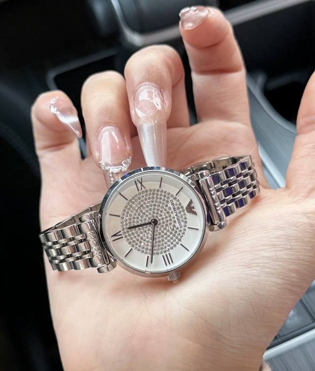 姐妹们有一块手表真的很重要，不仅仅是一个装饰品，更能体现的是咱们的时间观念，Armani满天星我喜欢了好久，今天终于拿下了很闪很漂亮，颜值不用说，夏天搭配啥都合