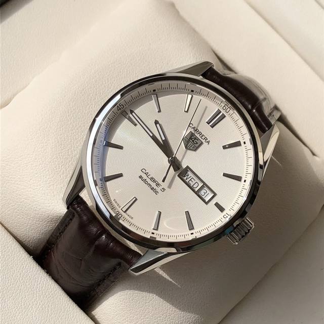 新款泰格豪雅，高颜值已上线！卡莱拉系列双日历款，蓝宝石防炫玻璃，尺寸41M，搭载原装瑞士Sw220机械机芯，透底设计，表壳打磨抛光精细,可以无限放大对比，绝对完