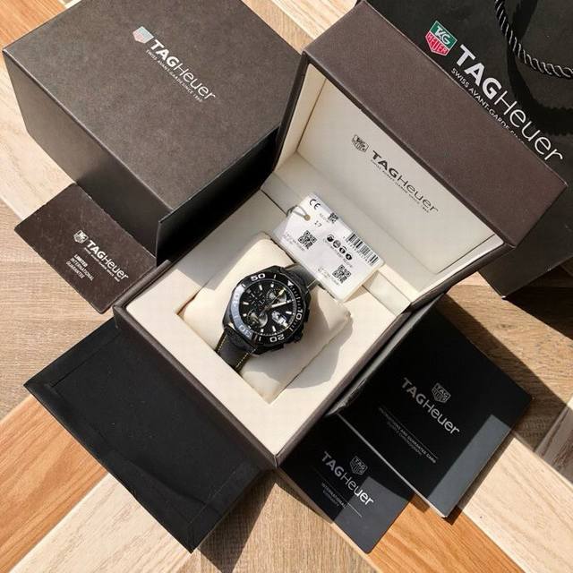 硬货到！泰格豪雅竞潜系列计时机械表，2万+ 配全套包装。搭载原装石英机芯，316精钢表壳，超级双色夜光，可旋转陶质圈口 蓝宝石防眩玻璃！300米深度防水，43M