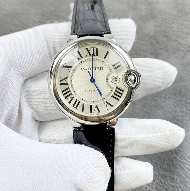 卡地亚蓝气球42Mm系列！鳄鱼皮带款，圆润典雅，尽显高贵气质！腕表尺寸42Mmx13Mm 316L精钢表壳经Cnc的极致打磨，光泽焕发。精细程度不亚于，将原版独