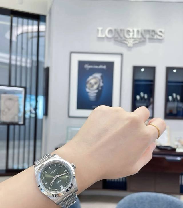 浪琴康卡斯悦动系列女装34Mm尺寸，316精钢材质，一圈一壳，Cnc精工艺打造拉丝抛光处理过渡流畅质感拉满，进口日本机芯附加刻度夜光功能折叠式表扣饰以品牌标志工