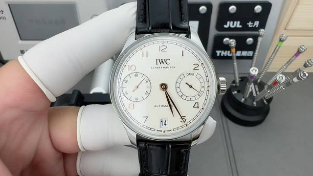 金+50钢带+200全新新款万国葡七，42.4Mm×13Mm 老款14.1Mm 锅盖式蓝宝石镜面，这样不但给指针有更多的行走空间，而且美观程度上也是大大的提升，