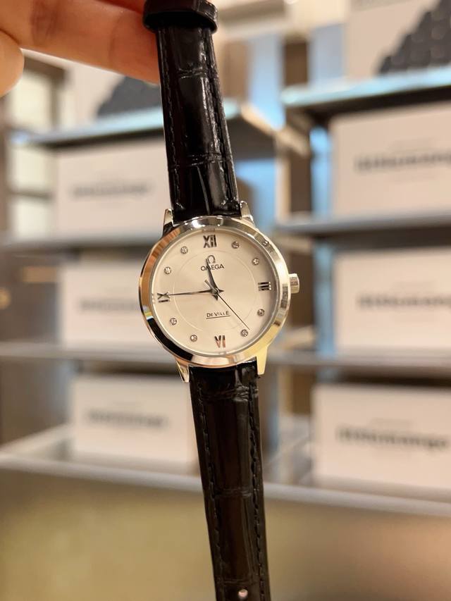 枚+20钢带20陶瓷+30欧米茄-Omega 女士腕表 进口石英机芯 矿物质玻璃镜面 精钢表带 直径30毫米Mm厚8Mm 该款腕表备受女性喜爱，在不同的场合映耀