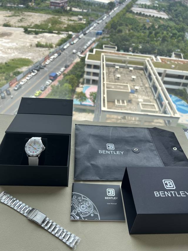 宾利-Bentley The Aurora. 曦光系列Bl-20水鬼品牌独有彩色夜光设计 更显年轻活力。表径42Mm 陶瓷圈口 蓝宝石镜面 瑞士进口夜光粉 搭载