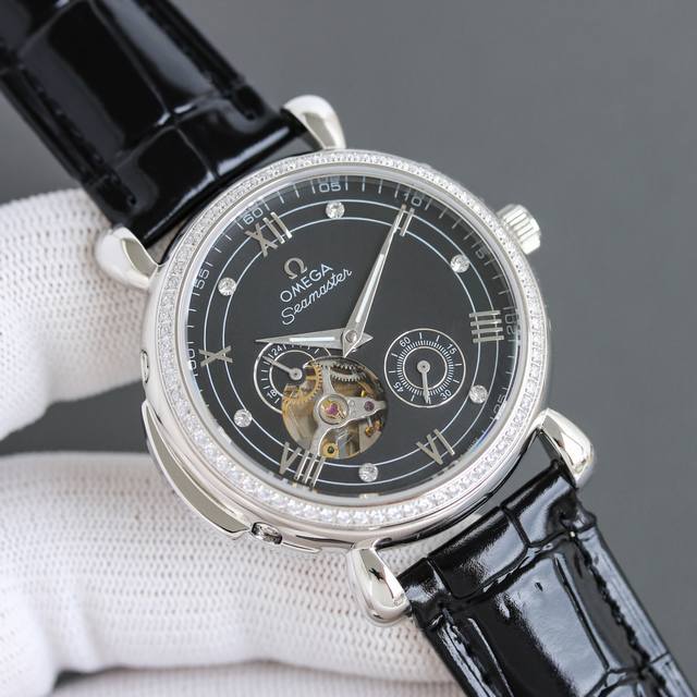 欧米茄Omega 系列：蝶飞腕表系列 材质：316精钢表壳 蓝宝石镜面 表带材质采用316钢外加原装折叠抽屉式拉扣 机芯：四针自动机械机芯尺寸：直径39Mm厚度
