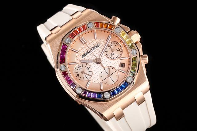 不一样的彩虹圈热门款Ap爱彼Audemars Piguet 37Mm皇家橡树离岸计时明星同款彩虹圈限量天花板 闪耀动人的珍贵宝石加上经典的八角表壳设计 碰撞与众