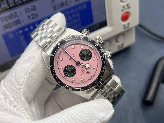 3T新品帝舵 Tudor Black Bay Chrono系列是一款融合潜水表传统与赛车计时功能的混合型腕表，以其复古美学与现代技术著称。以下是该系列的主要特点