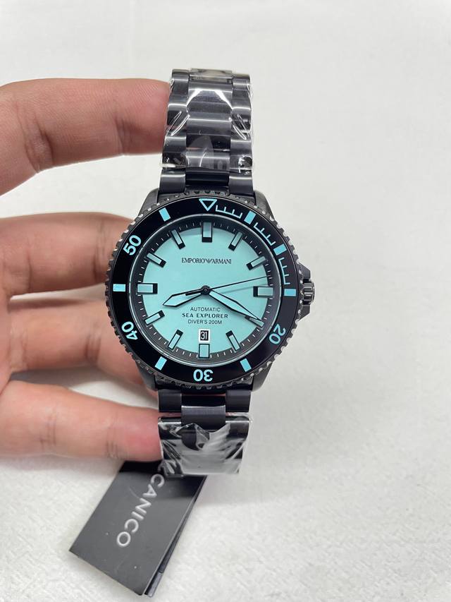 暗夜潜行者 深海无界 Ar60084阿玛尼42.5Mm全黑机械潜水表 以极致暗黑征服深海 全夜光字面+刻度圈口 ，漆黑水下依然清晰如昼 全电镀黑表壳表带搭配蓝宝