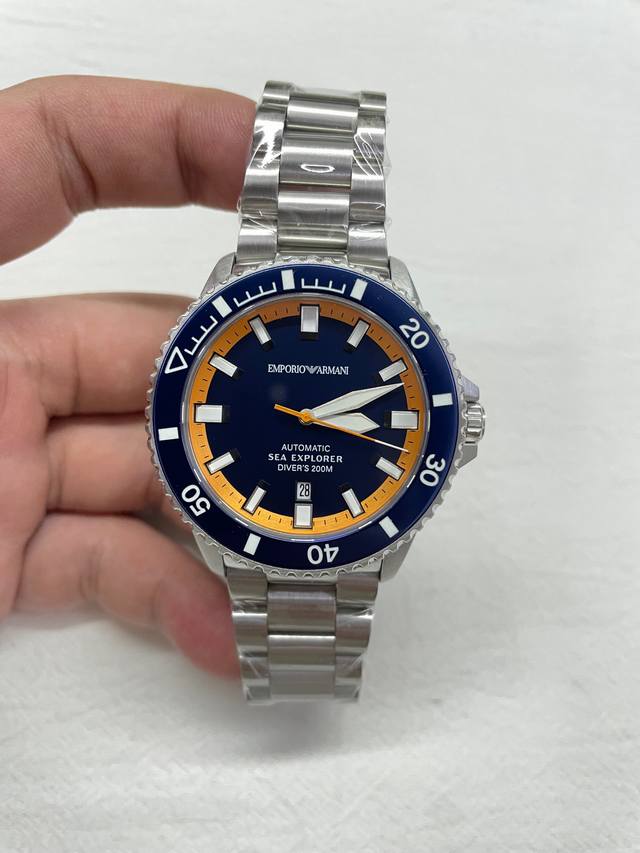 深海领航者 橙蓝锋芒 Ar60090阿玛尼42Mm机械潜水表 以专业之姿探索蔚蓝境界 深蓝表盘碰撞活力橙内影，如暗夜海面的破晓晨光 夜光表圈+双夜光系统，漆黑深