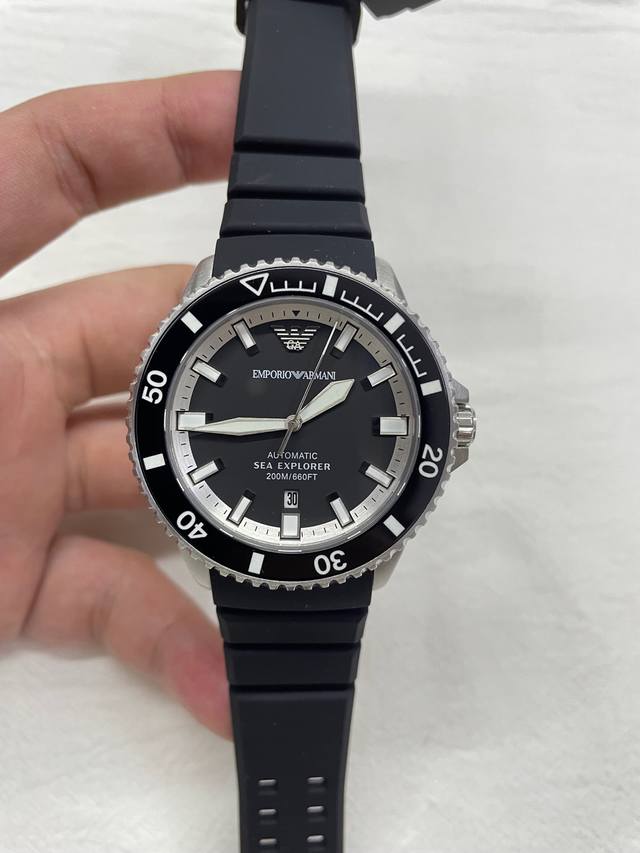 Ar60078阿玛尼42Mm机械潜水表 以经典黑白诠释专业态度 全黑表盘搭配白色内影圈 ，如深海与浪花的极致碰撞 夜光可旋转表圈+双夜光系统 ，无光环境依然精准