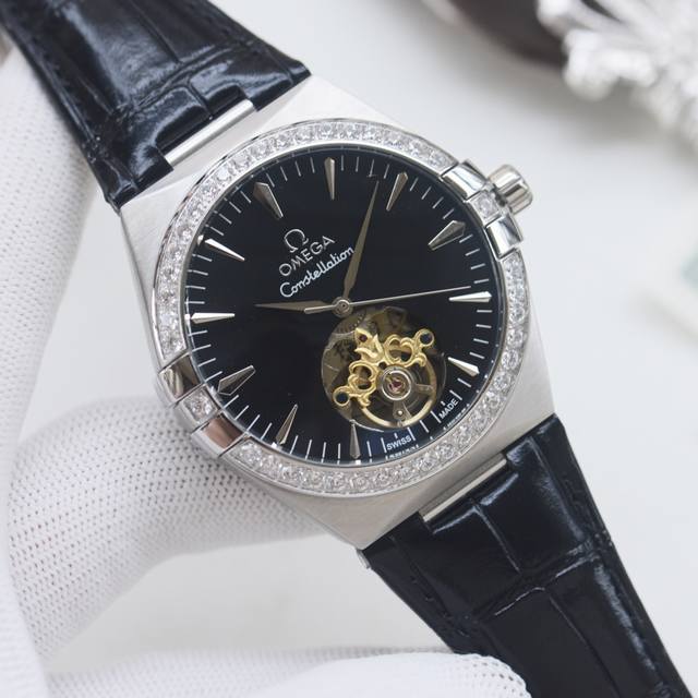 白钻 金钻 品牌：欧米茄-Omega类型：男士腕表壳套：顶级版316精钢L表带：进口小牛皮表带机芯：全自动机械机芯镜面：矿物质防刮镜面玻璃尺寸：直径42Mm厚1