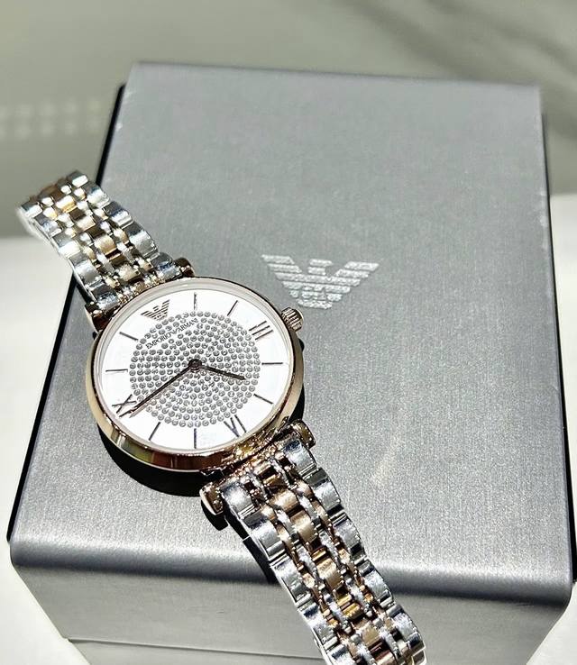 大量现货，给个就是！平台特供，配官方同步防伪码合格证。涂挂扫描方可进官方。涂挂以后则无效！爆款 满天星女士手表，表盘直径32Mm，满天星的钻采用进口水晶钻，普钻