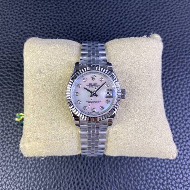 劳力士Rolex日志型28Mm系列 与原装一致，市场最高品质 日志型，机芯分别可装2236机芯和瑞士2671机芯，重点在于此版本做到了与原装一致的以下几个细节：