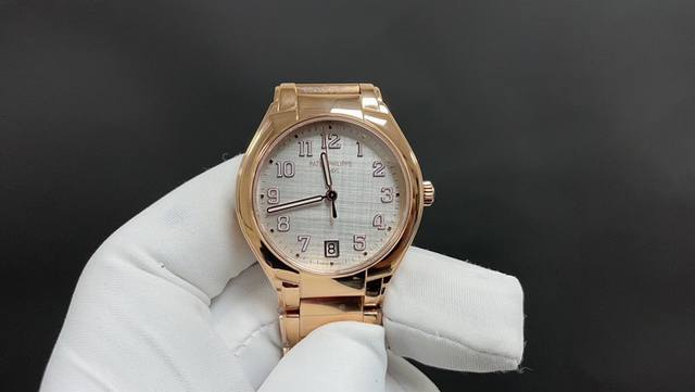 百达翡丽Twenty～4系列7300闪爆登场。赠原装便携皮盒表壳：一体式矩型表壳尺寸36Mm与一致表圈及表耳：原装同步阶梯式高低位处理，更显层次分明。机芯：32