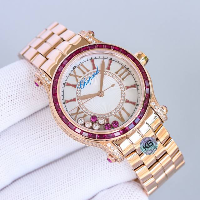 实拍 快乐钻36Mm满钻壳套钢带款最新上市快乐钻系列 原版开模 历时一年多研发终于面世，在蓝气球已经是女士标配的时代 快乐钻系列女表脱颖而出，成为时尚界追捧的一