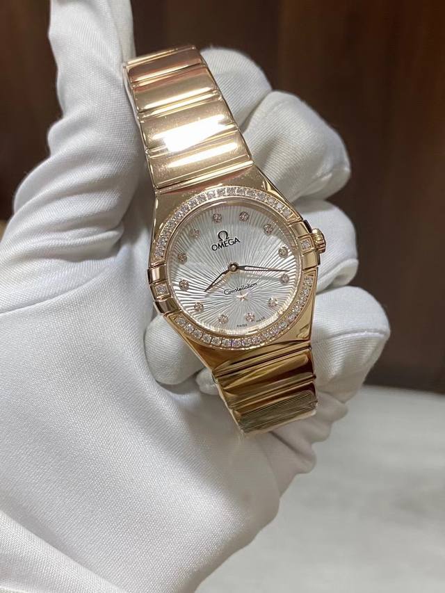 最新款全玫瑰金壳套钢带抛光壳欧米茄女款星座系列28Mm石英腕表 ，每个零件都是原装一比一开模。1仿表史上首次搭载进口瑞士机芯2石英星座所有散件均可同原版互用 ！