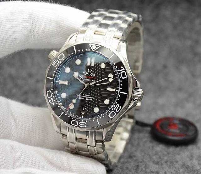 白 金520欧米茄新款男士机械腕表重磅推出 原装高端货精钢表壳，内置进口8215全自动机械机芯8800盖板，走时精准稳定！搭配精钢表带原装表扣，蓝宝石玻璃镜面，