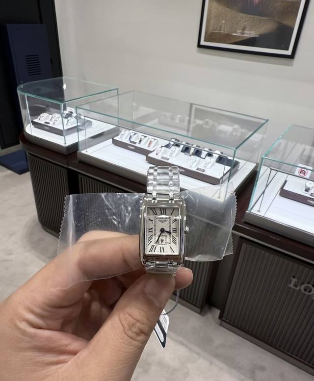 浪琴小红表真的很好看哦！ 最火爆的浪琴黛绰维纳小红表，石英机芯，中号表盘23.3Mm X 37Mm ，防水30米，抗磨损蓝宝石水晶镜面，鳄鱼纹真皮表带！很衬肤色