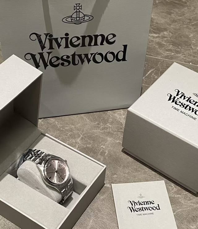 是谁还没有西太后满钻小粉盘是谁被这个表盘惊艳到了绝美小粉盘，在灯光下闪闪发光土星Logo的细节很到位银色的表带显得非常清冷高贵一圈满钻真的太爱了谁懂啊，真的美死