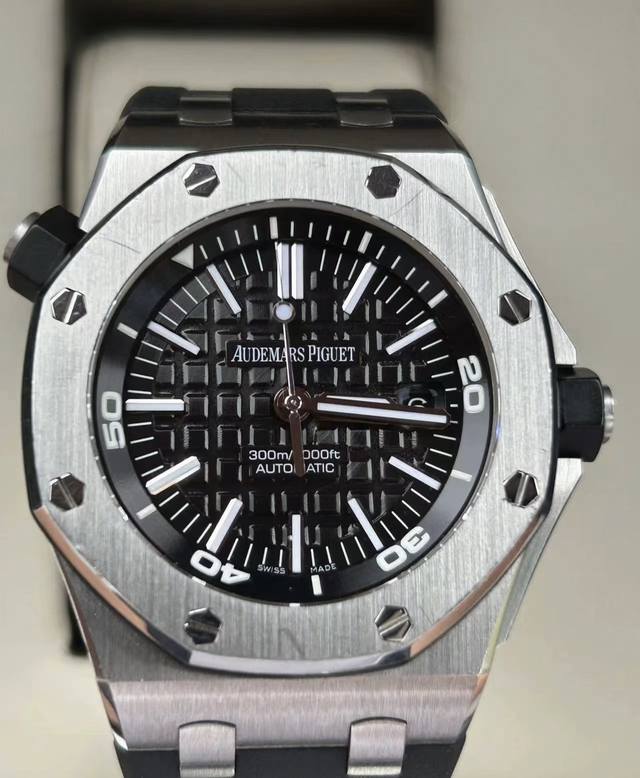 品牌:A爱彼皇家橡树离岸型:系列:15703系列设计:特有的八角型表圈表达出棱角分明线条:机芯:搭载原版顶级进口机械机芯性能稳定内圈:316精钢表壳内置可调旋转