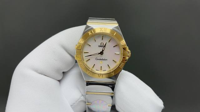 欧米茄星座系列 28Mm瑞士石英腕表1.半月形切面，经过调整的抓爪细节更为纤细，表壳和抓爪经过抛光打磨和倒角处理后，融合得更加自然，表壳把管采用内六角旋入式把管