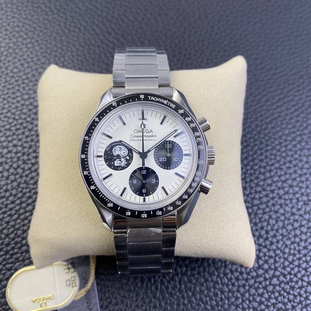 Om 全新Omg超霸“史努比奖”50周年纪念腕表霸气登场 专业月球表 表壳 表壳背部采用Naiad锁扣技术，确保雕刻文字始终保持正确的位置，而蓝宝石玻璃表背下印