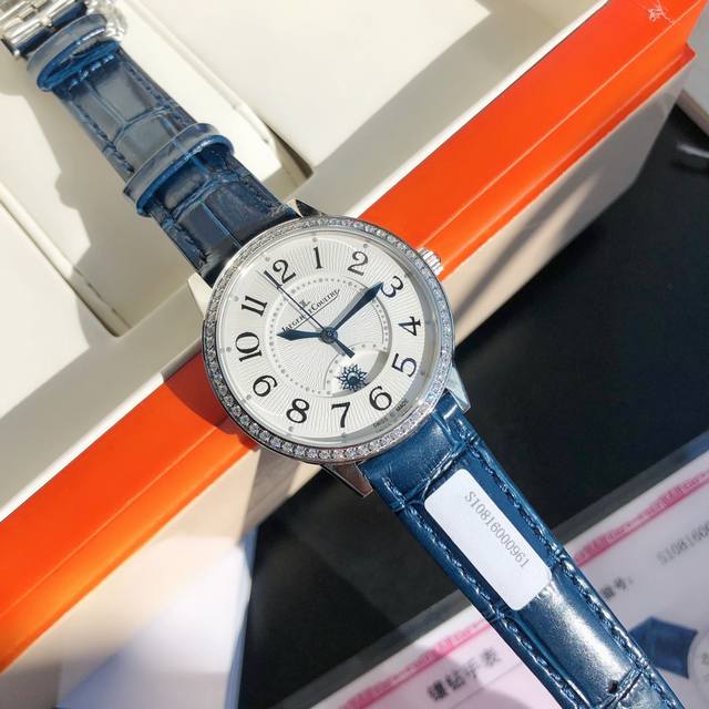 积.家Jaeger-Lecoultre约会系列腕表浪漫登场修正现市面任何版本的所有不足之处，简约淑女，尽显浪漫情怀！腕表尺寸34Mm厚度8.9Mm，简约干练的外