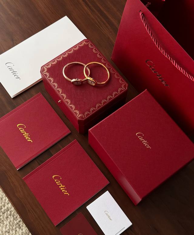 诚意之作！卡地亚 “浴缸”金镯腕表！这系列圆润复古的的腕表设计于1912年，Baignoire 浴缸 ，是卡地亚设计腕表的强大创造力的见证。它拥有独创的椭圆形线