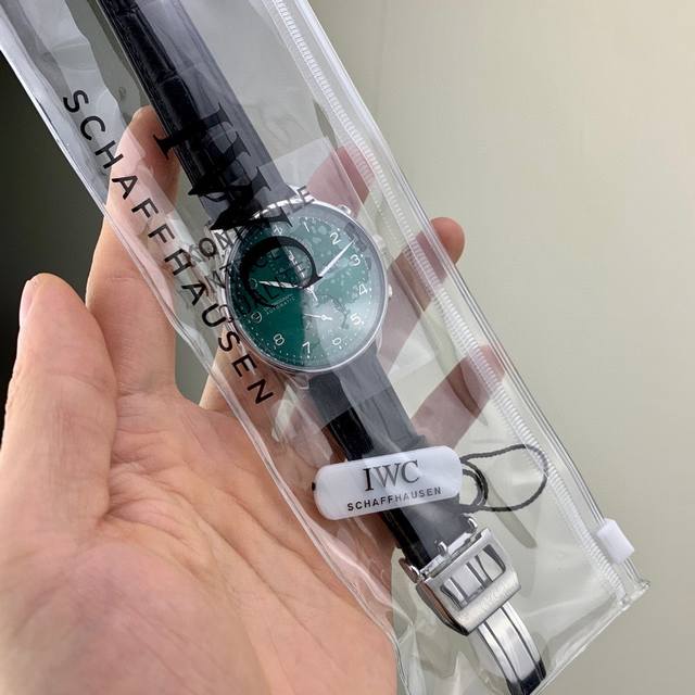 Iwc万国 葡萄牙系列 自动机械计时跑秒腕表 精钢拉丝表壳 直径厚度与一致40.912.3Mm 穹型高通透蓝宝石镜面 瑞士订制7750自动机械 校时精准 牛层牛