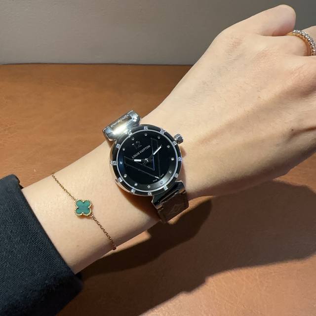 Lv路易威登，蓝宝石镜面，瑞士进口机芯，表盘中的Monogram花朵绝非仅是简单的装饰图案，而是此款腕表必不可少的关键元素。 花瓣镶嵌钻石，曲线与钻石的完美勾勒