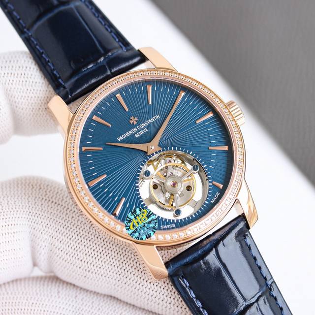 江诗丹顿全新Traditionnelle传袭系列陀飞轮腕表，经典设计焕然一新，展现出制表传统与现代美学的和谐相融，迷人的深绿色旭日纹表盘，搭配白金材质的棒状时标