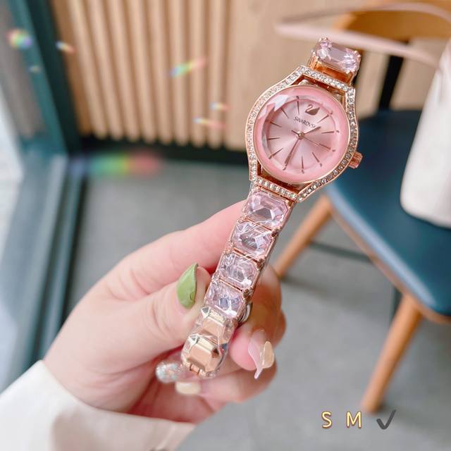 施华洛女表，璀璨夺目！这款表带带大钻的方形施华洛女表简直美炸啦！大钻闪耀着迷人的光芒，仿佛将星辰戴在了手腕上。方形的表盘独具个性，时尚又优雅。无论是搭配日常装扮