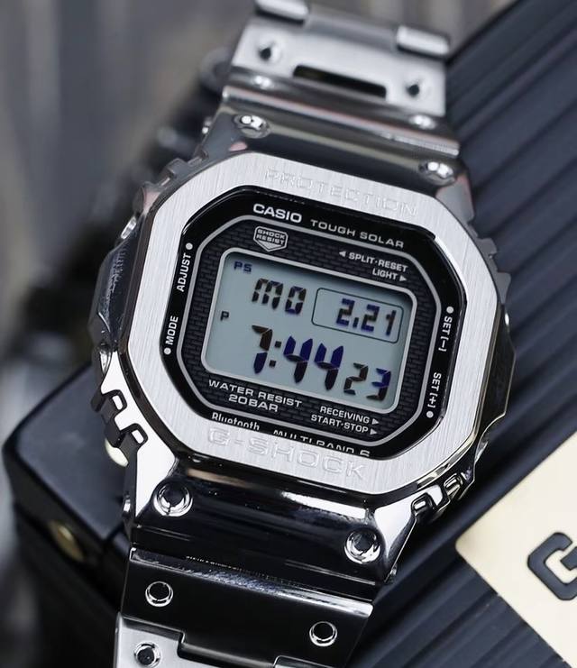 发货实拍，终于出货！小金砖，金色Gmw-B5000D-1Jfb5000 35周年方块钢带表 采用了极为用心的抛光和打磨，显得质感非常高级。经典的G-Shock壳