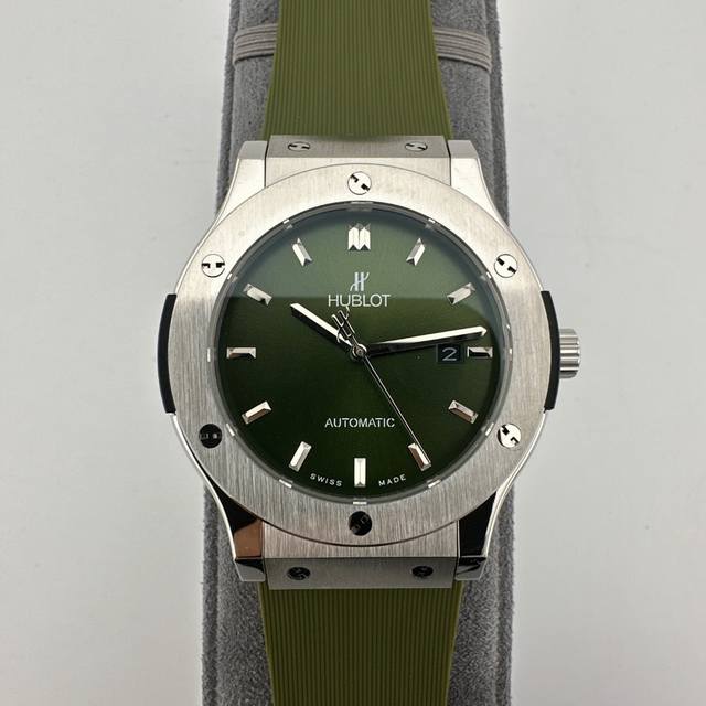 Hb恒宝 宇舶经典融合42Mm，原版开模，新高度1，表壳A采用原装一致的正面拉丝工艺，侧面抛光打磨，使整表体现完美的质感，双面防反光蓝宝石水晶镜面2，表带采用正