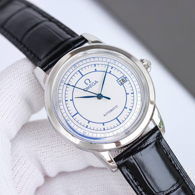 古典表系列 震撼登场。完美还原表中王者的独特质感和简约格调！[细节升级如下]1.腕表尺寸40Mm，尺寸数据完美吻合，佩戴轻便，还原体验。2.玻璃采用与原装一致的