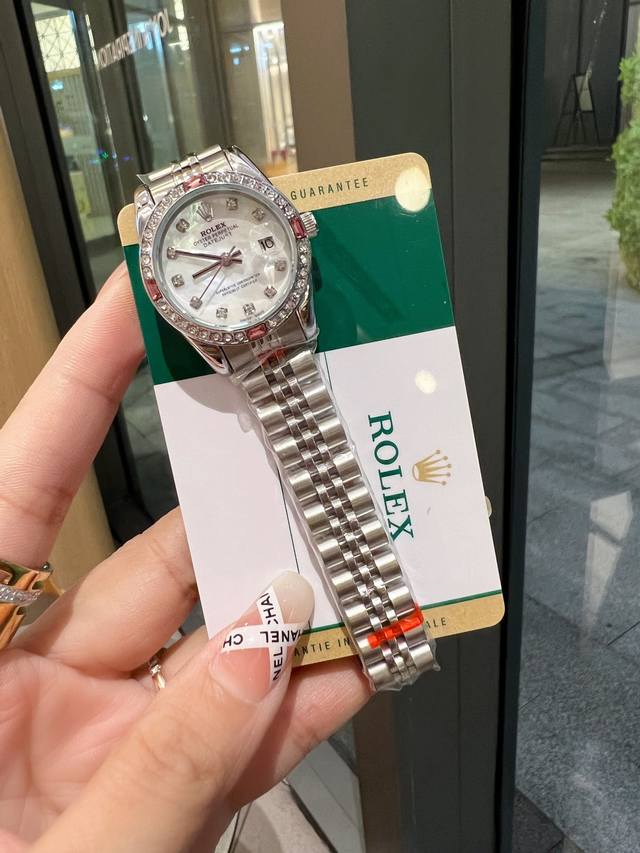 新款推荐钻圈劳力士 28Mm精致小表螺旋后盖 女款罗马面 爆款推荐 设计显出独特高贵优雅女神气质！316精钢搭配蝴蝶扣，不显浮华的风格广受女神喜爱，逐渐深刻人心