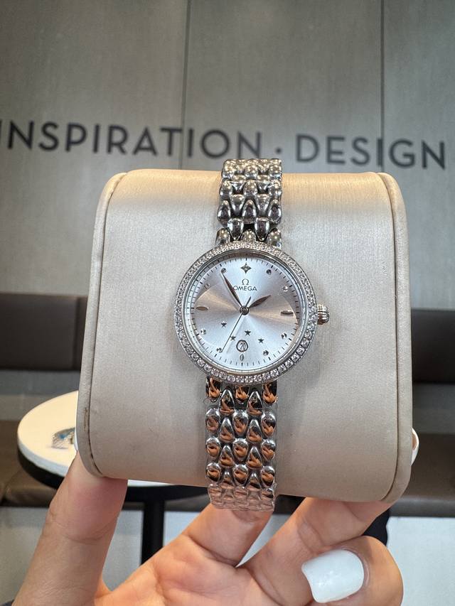 白钻 金钻 欧米茄 Omega 精品女神水滴系列腕表。精致唯美的设计，让您的美丽无处不在，也将华丽与经典融合，创造出惊艳巨作，表盘清新淡雅，色彩的格调将华丽装点