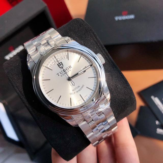 帝陀男装全自动机械男装腕表 表盘尺寸:39毫米， 腕表搭载帝陀Eta-2836原装机芯，走时精准，玻璃镜面:高级蓝宝石玻璃 K金永不褪色，做工精细！原装折叠保险