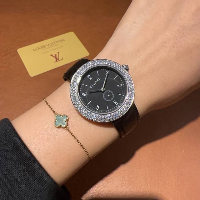 Chanel香奈儿，蓝宝耐刮镜面瑞士进口石英机芯，尺寸：37.5Mm ，厚度：10Mm，她远比你想象中美丽