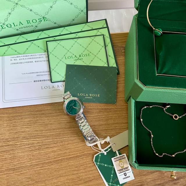 罗拉小绿表，金秋福利绿色小表盘百配穿搭，轻松驾驭，今年火爆时尚圈的绿色情怀，绿色代表年轻，独特的孔雀绿，让每一个小仙女爱不释手，罗拉出自英国的设计师品牌Lola